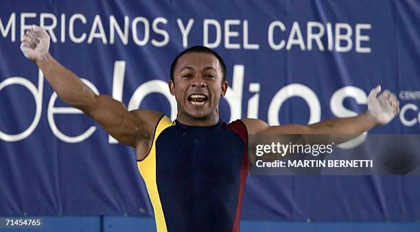 El pesista venezolano Victor Castellanos de la categoria 56 kilos festeja despues de levantar 122 kilos durante la modalidad de arranque en Cartagena...