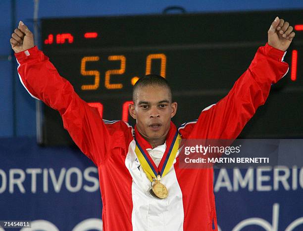El pesista cubano Sergio Alvarez, de la categoria 56 kilos, festeja su Medalla de Oro obtenida en la modalidad de envion levantando 152 kilos, en...