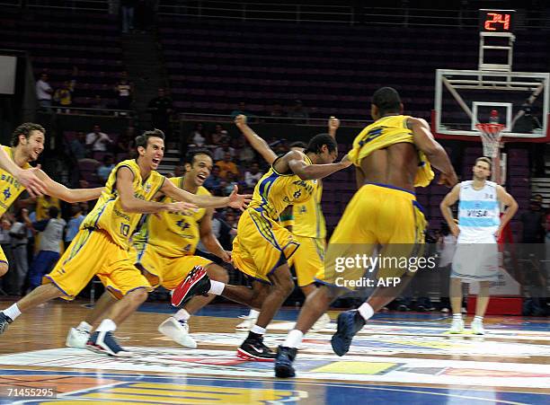 Los jugadores de Brasil festejan tras vencer 74-72 al equipo de Argentina durante un partido del Campeonato Sudamericano de Basquetbol masculino,...