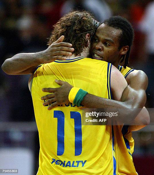 Marcelinho Huertas y Welington dos Santos de Brasil festejan tras de vencer al equipo de Argentina 74-72, durante un partido del Campeonato...