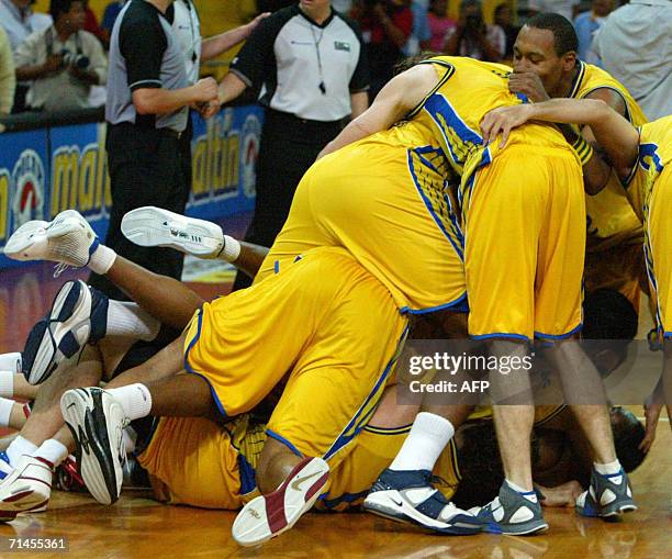 Jugadores de Brasil festejan tras vencer 74-72 a Argentina durante un partido del Campeonato Sudamericano de Basquetbol masculino, clasificatorio...