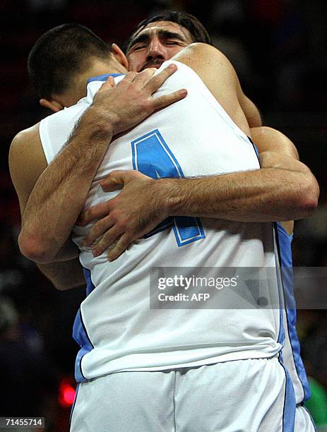 Martin Osimani y Diego Castrillon de Uruguay festejan tras vencer al equipo de Venezuela 85-79 durante un partido del Campeonato Sudamericano de...