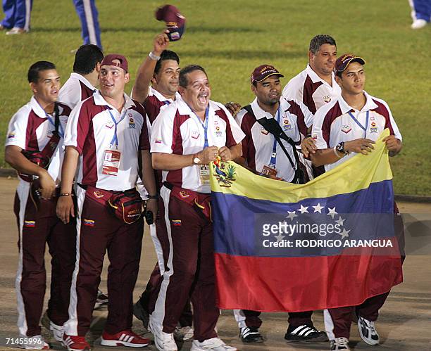 Parte de la delegacion de Venezuela desfila el 15 de julio de 2006 en Cartagena durante la ceremonia de inauguracion de los XX Juegos...