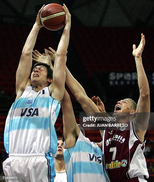 Nicolas Gianella de Argentina toma un rebote frente a Richard Lugo de Venezuela durante el partido por el tercer puesto del Campeonato Sudamericano...