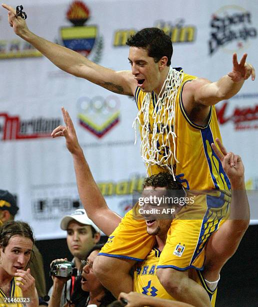 Luis Felipe Grubber y Caio Torres de Brasil festejan tras vencer a la seleccion de Uruguay por 92-61 en la final del Campeonato Sudamericano de...