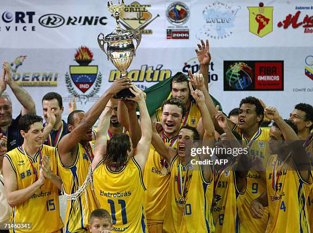 Jugadores de Brasil levantan la copa tras vencer a Uruguay 92-61 en la final del Campeonato Sudamericano de Basquetbol masculino, clasificatorio para...