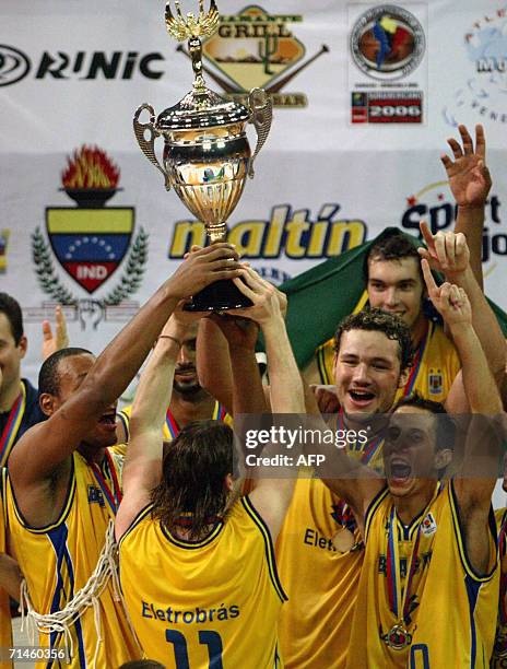 Los jugadores de Brasil festejan con la copa en alto al convertirse en campeones tras vencer a Uruguay 92-61 en la final del Campeonato Sudamericano...