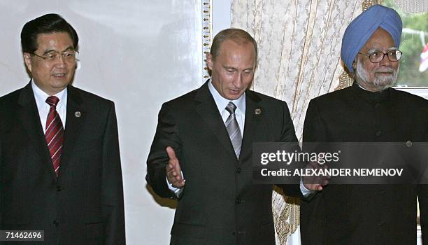 St Petersburg, RUSSIAN FEDERATION: Chinese President Hu Jintao , Indian Mahnmohan Singh stand next to Russian President Vladinir Putin during their...