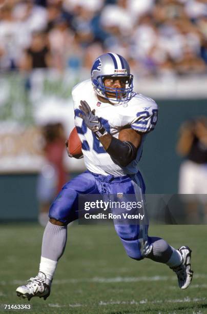 Running back Barry Sanders of the Detroit Lions carries the ball against the Jacksonville Jaguars at ALLTEL Stadium on December 6, 1998 in...