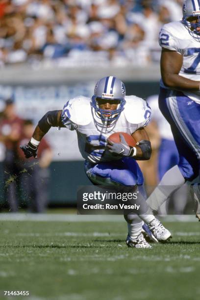 Running back Barry Sanders of the Detroit Lions carries the ball against the Jacksonville Jaguars at ALLTEL Stadium on December 6, 1998 in...