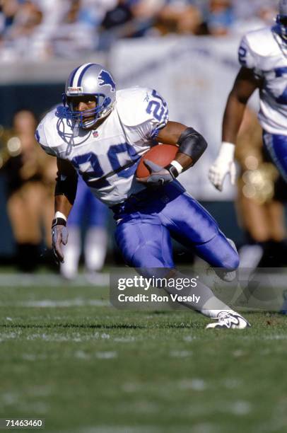 Running back Barry Sanders of the Detroit Lions carries the ball against the Jacksonville Jaguars at ALLTEL Stadium on December 6, 1998 in...