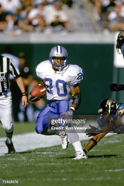 Running back Barry Sanders of the Detroit Lions carries the ball against the Jacksonville Jaguars at ALLTEL Stadium on December 6, 1998 in...