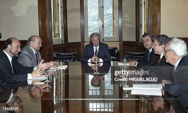 El presidente uruguayo Tabare Vazquez dialoga con los lideres de los partidos politicos uruguayos el 17 de julio de 2006 en Montevideo, Pablo Mieres...