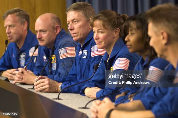 Commander Steven Lindsey, Pilot Mark Kelly, Mission Specialists Michael Fossum, Lisa Nowak, Stephanie Wilson, and Piers Sellers attend a post mission...