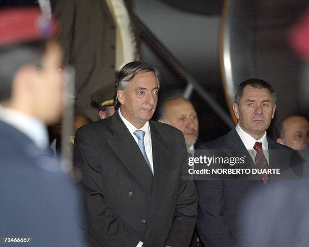 El presidente argentino Nestor Kirchner llega el 17 de julio de 2006 a Asuncion para firmar con su homologo paraguayo Nicanor Duarte un acuerdo para...