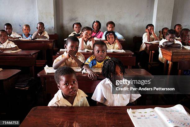 Graca Machel talks to students at 12 Outubro, a primary school in on June 15, 2006 in Maputo, Mozambique. The former first lady is a widow of Samora...