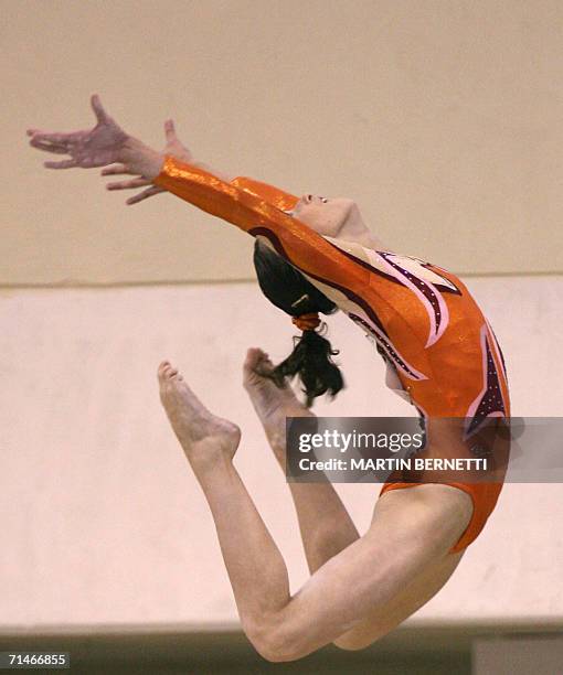 La gimnasta mexicana Yesenia Estrada durante su rutina en la competencia de gimnasia artistica, categoria barra de equilibrio en Cartagena, Colombia...