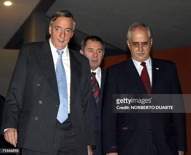 El presidente argentino Nestor Kirchner y su canciller Jorge Taina arriban a la capital paraguaya el 17 de julio de 2006 a Asuncion para firmar con...