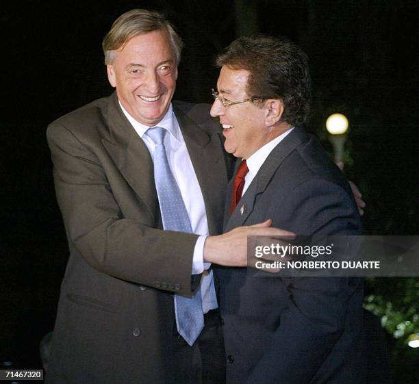 El presidente argentino Nestor Kirchner y su homologo paraguayo Nicanor Duarte se saludan en la residencia presidencial de Mburuvicha Roga el 17 de...