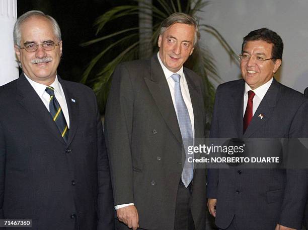 El presidente argentino Nestor Kirchner , su homologo paraguayo Nicanor Duarte y el canciller argentino Jorge Taiana posan en la residencia...
