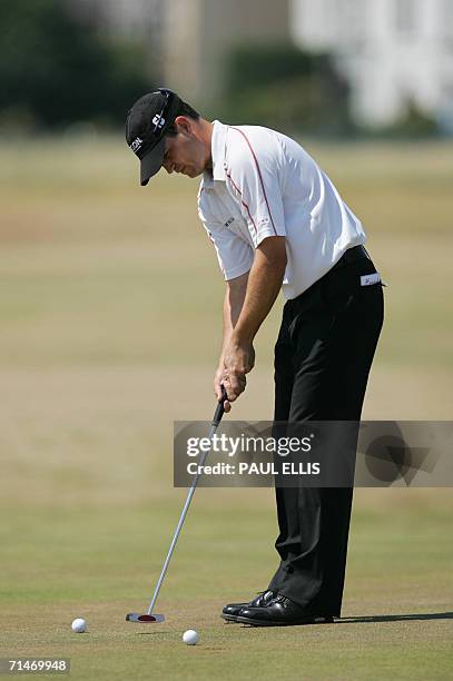 Hoylake, UNITED KINGDOM: American golfer Zach Johnson putts the ball during a practice session at the British Open Golf Championships in Hoylake, in...