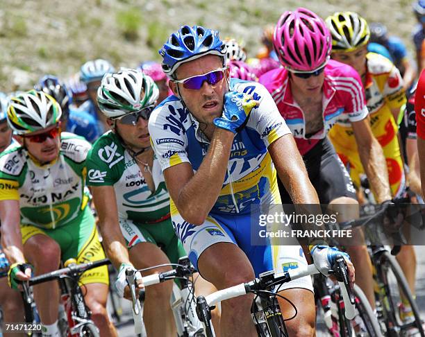 Alpe d'Huez, FRANCE: France's Christophe Moreau rides in the pack during the 187 km fifteenth stage of the 93rd Tour de France cycling race from Gap...