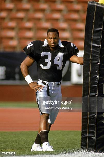 Running back Bo Jackson of the Los Angeles Raiders warms-up for a November 1990-1991 season game at the the Los Angeles Memorial Coliseumin in Los...