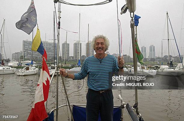 El uruguayo Eduardo Rejduch sonrie mientras posa en su velero en el Puerto del Buceo, en Montevideo el 18 de mayo de 2006. Rejduch es un aventurero,...