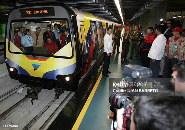 El presidente de Venezuela, Hugo Chavez opera los comandos de un tren subterraneo de la compania metro de Caracas durante la inaguracion de unas de...