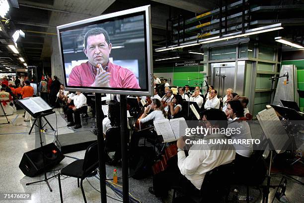 El presidente de Venezuela, Hugo Chavez aplaude a los musicos durante la inaguracion de unas de las vias principales del metro de Caracas el 18 de...