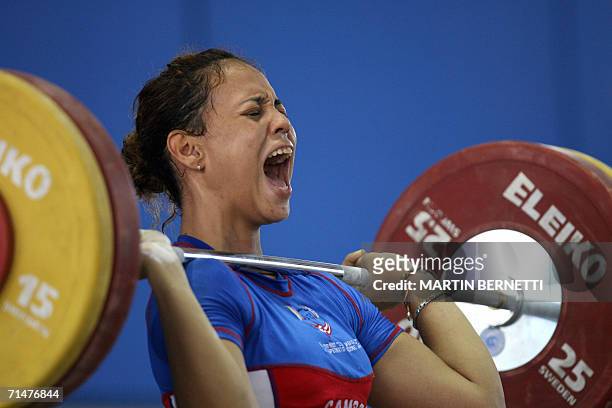 La pesista de Puerto Rico Norma Figueroa intenta levantar 100 kilos, ganando medalla de bronce en la categoria de 69 kilos, modalidad envion, en la...