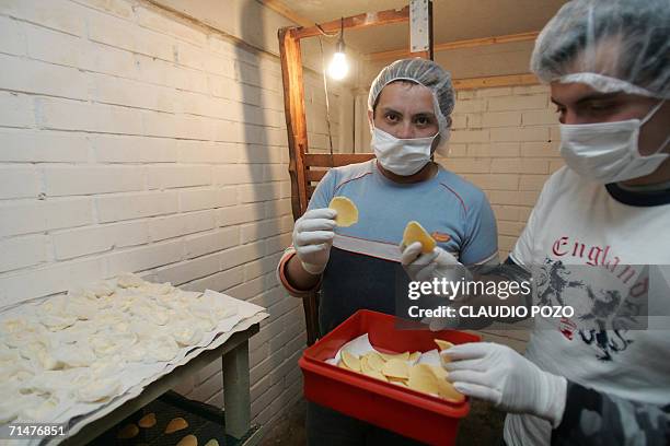 Los socios Felipe Saavedra y Gerardo Barrera, muestran el laboratorio artesanal, en Santiago el 18 de Julio de 2006, para la fabricacion de "quesitos...