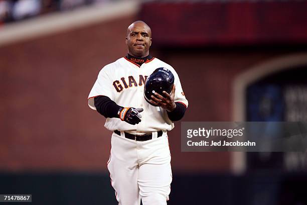Barry Bonds of the San Francisco Giants walks back to the dugout against the Texas Rangers at AT&T Park on June 27, 2006 in San Francisco,...