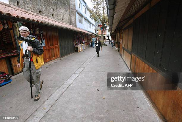 Un turista pasea por el mercado artesanal de la ciudad de Banos el 19 de julio de 2006. AFP PHOTO/Rodrigo BUENDIA