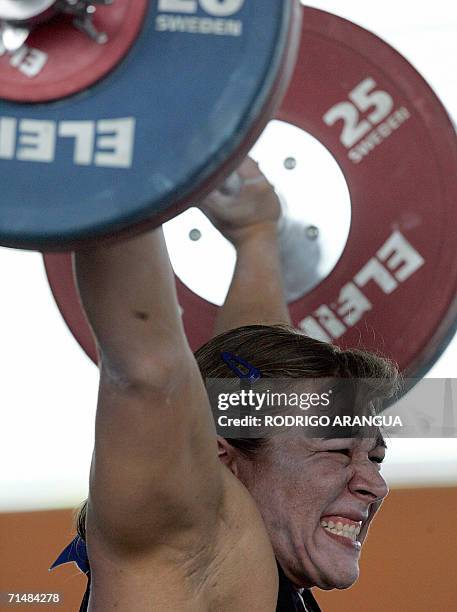 La pesista Eva Dimas de El Salvador compite en la categoria 75Kg levantando 115 kg para ganar medalla de Plata el 19 de julio de 2006 en la ciudad de...