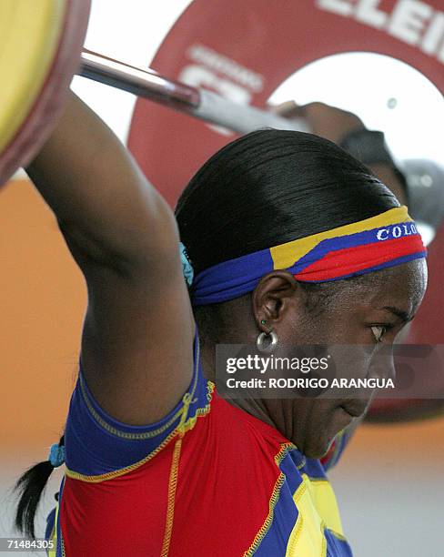 La pesista Ubaldina Valoyes de Colombia compite en la categoria 75Kg , arranque, levantando 105 kg para ganar medalla de oro el 19 de julio de 2006...