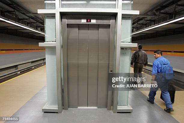 Pasajeros caminan por un anden de una estacion del metro de Caracas poco despues de ser inaugurado un nuevo tramo el 19 de julio de 2006. Un nuevo...