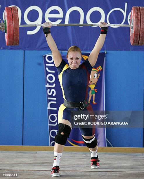 La pesista venezolana Claret Bellorin compite en la categoria 75kg envion, levantando 122 Kg para ganar la medalla de plata, el 19 de julio de 2006...