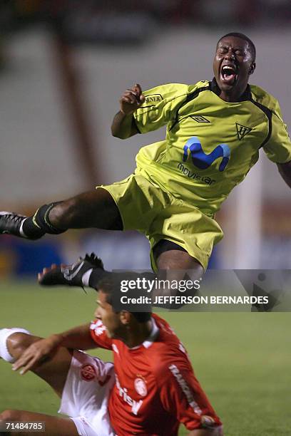 El ecuatoriano Giovanny Patricio Espinoza de la Liga Deportiva Universitaria de Ecuador, sufre una falta de Fabiano Eler, del Internacional de...