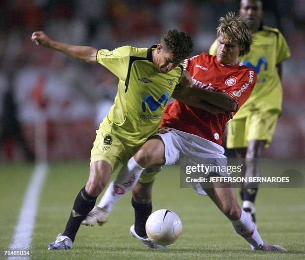 El ecuatoriano Patricio Javier Urrutia de la Liga Deportiva Universitria de Ecuador, disputa el balon con Rafael Sobis del Internacional de Brasil en...