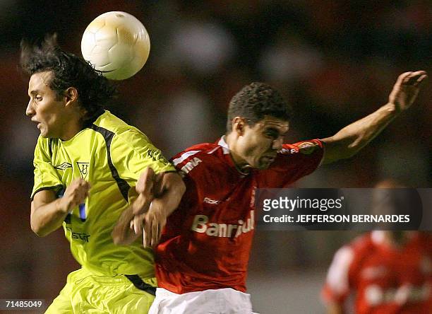 El ecuatoriano Paul Vicente Ambros de Liga Deportiva Universitaria de Ecuador, disputa el balon con Elder Granja de Internacional de Brasil en el...