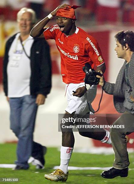 El colombiano Wason Renteria de Internacional de Brasil festeja su gol marcado frente a Liga Deportiva Universitaria de Ecuador, en partido de...