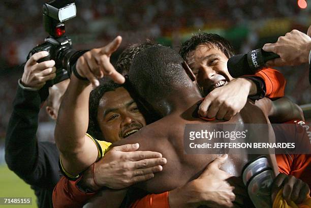 Jugadores de Internacional de Brasil festejan su victoria ante la Liga Deportiva Universitaria de Ecuador en el partido de cuartos de final de la...