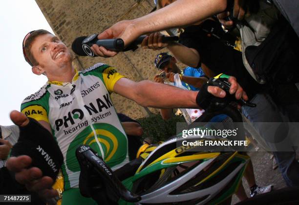 Saint-Jean-de-Maurienne, FRANCE: USA's Floyd Landis answers journalists' questions before the 200.5 km seventeenth stage of the 93rd Tour de France...