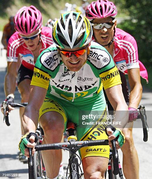 Saint-Jean-de-Maurienne, FRANCE: USA's Floyd Landis starts his breakaway from Germany's Andreas Kloden and Australia's Michael ROgers during the...