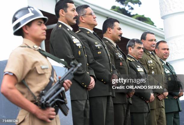 El general de Division, Ronaldo Cecilio Leiva Rodriguez , jefe del Estado Mayor de la Defensa Nacional de Guatemala, posa para la prensa con...