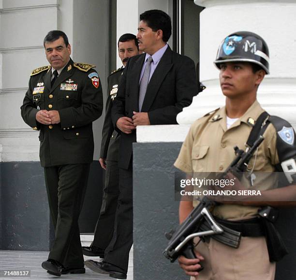 El general de Division, Jose Cecilio Leiva Rodriguez , jefe del Estado Mayor de la Defensa Nacional de Guatemala, dialoga con Hugo Hernandez, jefe de...