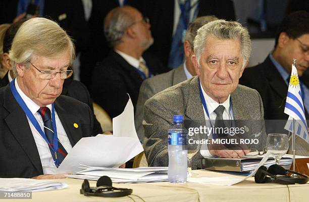Los ministros de Economia, Danilo Astori y de Relaciones Exteriores, Reinaldo Gargano, de Uruguay, participan de la reunion de cancilleres, previo a...