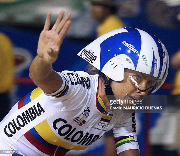 Barranquilla, COLOMBIA: ACOMPANA NOTA La ciclista colombiana Maria Luisa Calle celebra su victoria en la prueba de persecucion individual durante los...