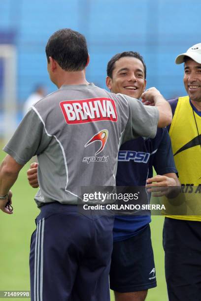 Marlon Ivan Leon da la bienvenida al hondureno Elvis Danilo Turcios, jugador de Tecos de Guadalajara, Mexico en el estadio Mateo Flores, de Ciudad de...